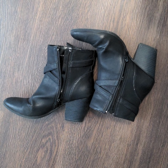 a.n.a Womans size 5.5 black heeled boot with zipper and buckle - Picture 4 of 7